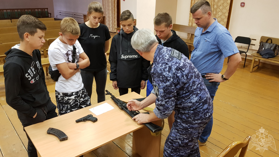 Ивановские росгвардейцы оказали подшефным школьникам помощь в подготовке к военно-спортивной спартакиаде