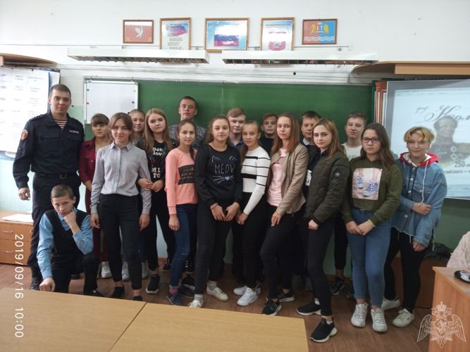 В Ивановской области офицер Росгвардии провел патриотическое занятие с учащимися подшефной школы, посвященное 250-летию графа Комаровского