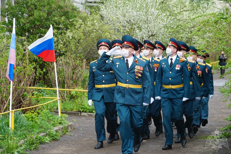 В Иванове Росгвардия поздравила ветеранов парадом у дома