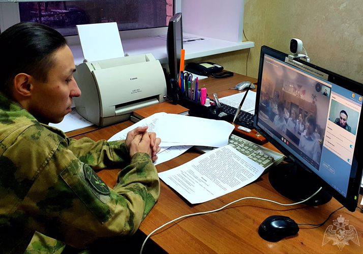 В Иванове сотрудник Росгвардии провел для школьников урок мужества, посвященный Дню героев Отечества