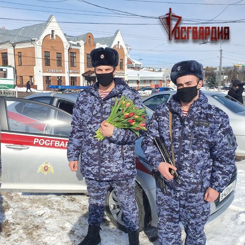 Росгвардейцы в честь 8 Марта дарили жительницам Иваново цветы