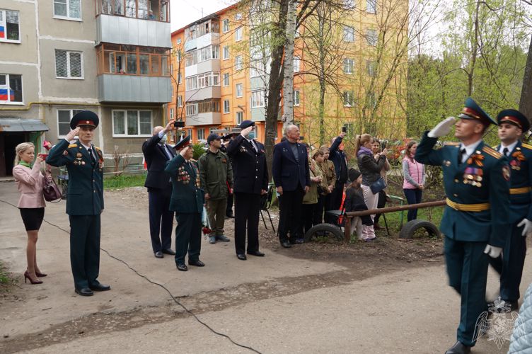 В Иванове росгвардейцы поздравили фронтовиков с Днём Победы парадом у дома