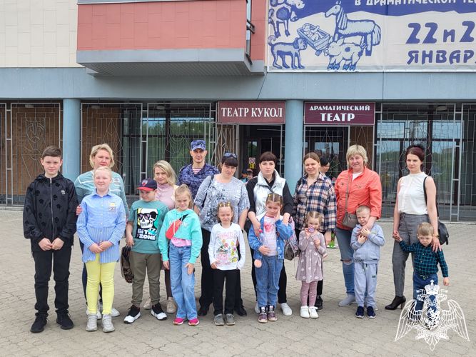В Международный день защиты детей сотрудники Росгвардии организовали поход детей в Ивановский театр кукол