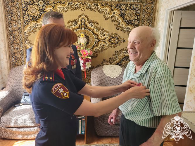 В Иванове росгвардейцы поздравили ветерана Великой Отечественной войны с Днем России