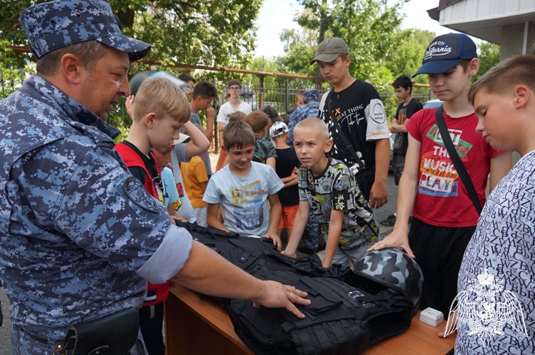 В Кохме сотрудники вневедомственной охраны провели занятие для ребят, увлекающихся техническим творчеством