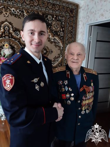В Иванове представители Росгвардии поздравили ветерана Великой Отечественной войны с Днем защитника Отечества