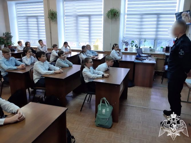 Офицер СОБР «Сумрак» провел урок мужества для школьников