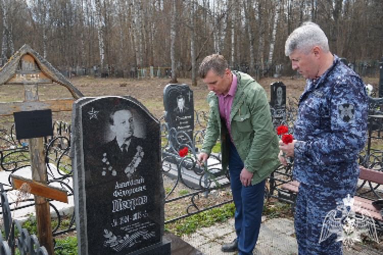 В Иванове росгвардейцы провели субботник на местах захоронения фронтовиков