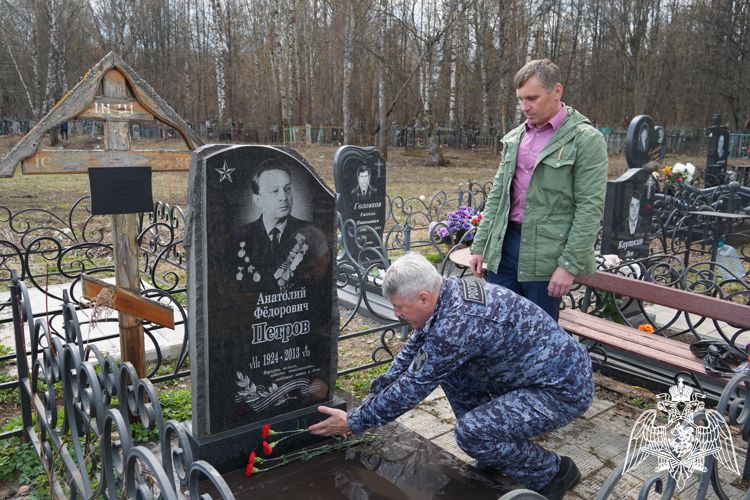В Иванове росгвардейцы провели субботник на местах захоронения фронтовиков