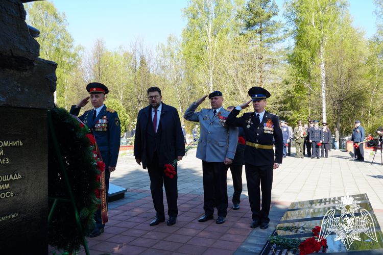 Руководитель регионального управления Росгвардии возложил цветы к воинским захоронениям и мемориалам