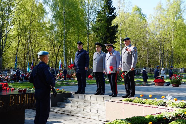 Руководитель регионального управления Росгвардии возложил цветы к воинским захоронениям и мемориалам