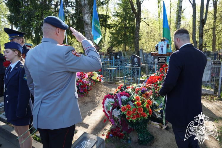 Руководитель регионального управления Росгвардии возложил цветы к воинским захоронениям и мемориалам