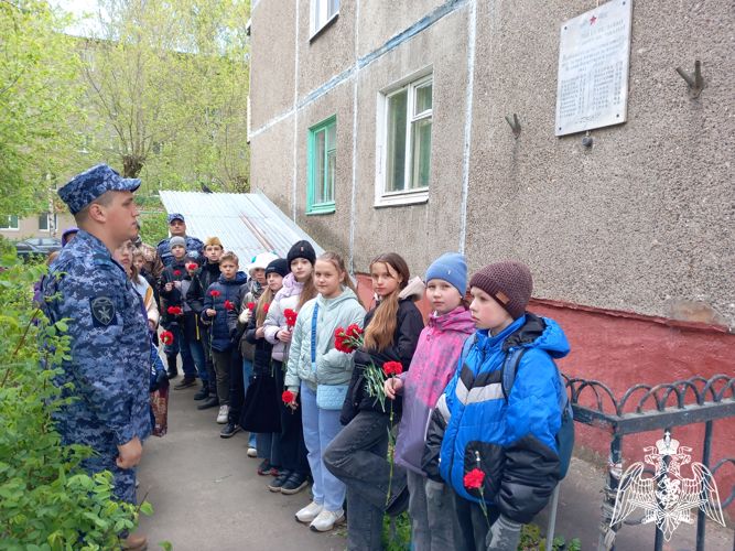 В Иванове росгвардейцы провели патриотическое мероприятие "Вахта памяти" с подшефными воспитанниками