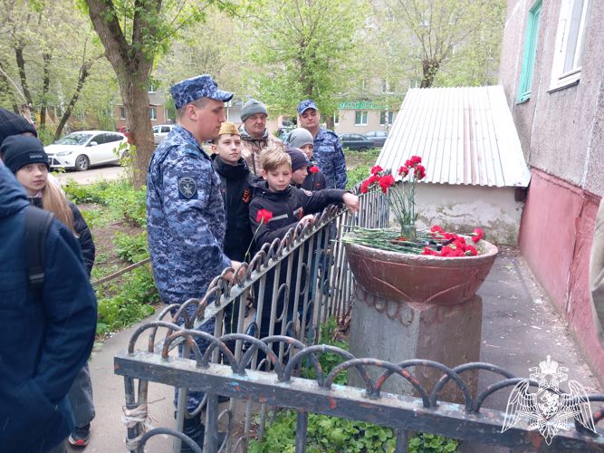 В Иванове росгвардейцы провели патриотическое мероприятие "Вахта памяти" с подшефными воспитанниками
