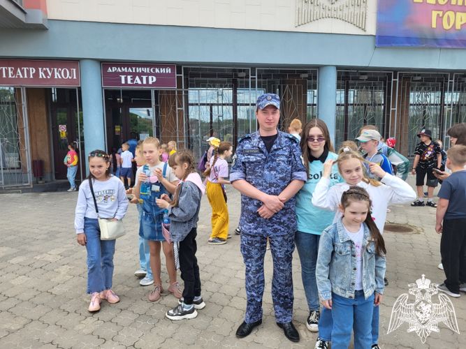 В Иванове дети сотрудников и военнослужащих Росгвардии посетили представление в театре