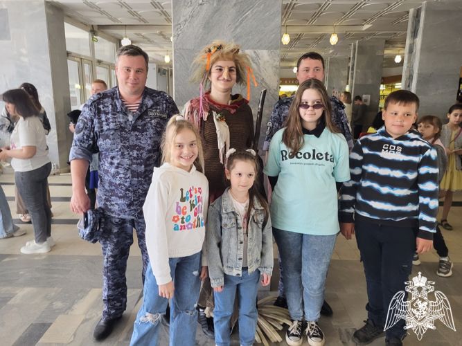 В Иванове дети сотрудников и военнослужащих Росгвардии посетили представление в театре