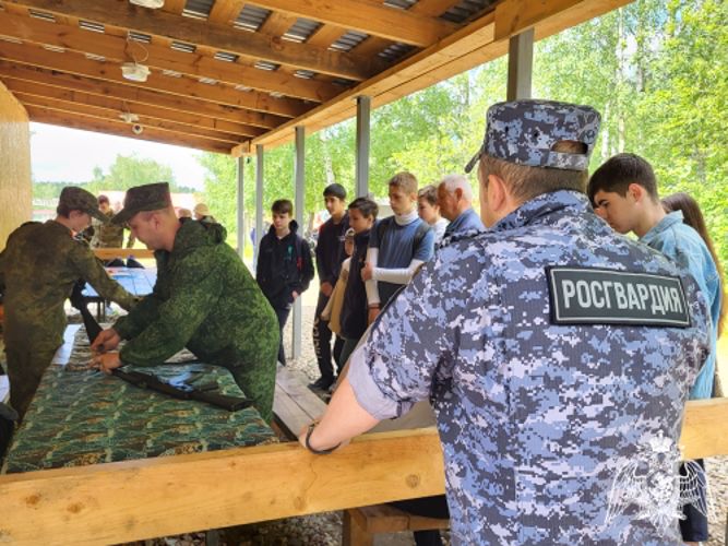 Сотрудники Росгвардии приняли участие в судействе военно-спортивной игры «Зарница - 2023» в Иванове