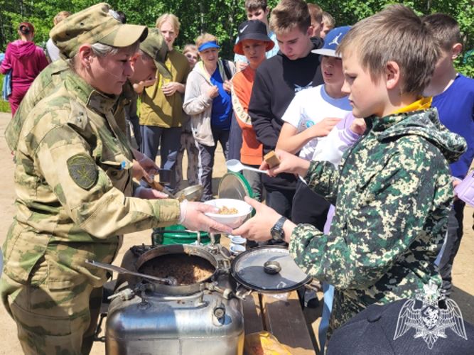 Сотрудники Росгвардии приняли участие в судействе военно-спортивной игры «Зарница - 2023» в Иванове
