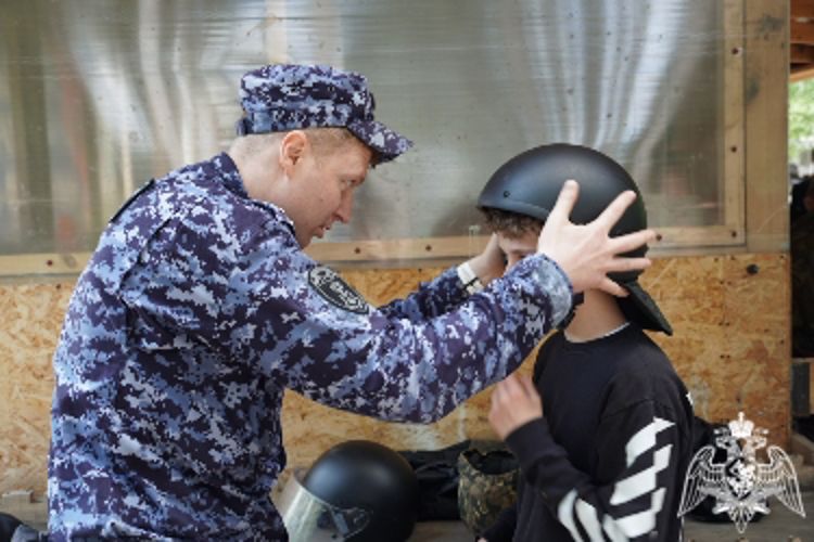Сотрудники Росгвардии приняли участие в судействе военно-спортивной игры «Зарница - 2023» в Иванове