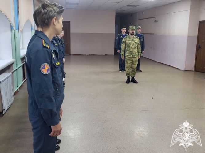 Офицер Росгвардии провел занятие по строевой подготовке для ивановских школьников