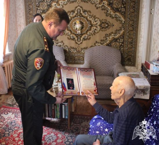 В Иванове сотрудники Росгвардии поздравили ветерана с 97-летием