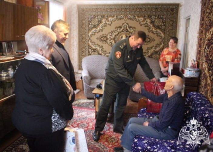 В Иванове сотрудники Росгвардии поздравили ветерана с 97-летием