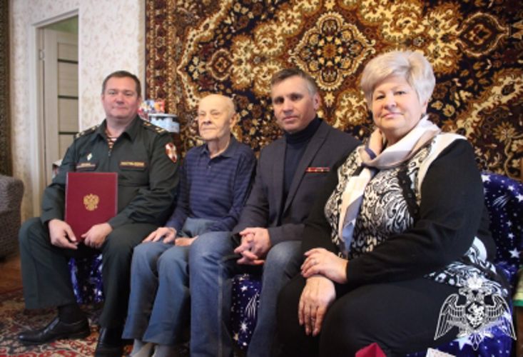 В Иванове сотрудники Росгвардии поздравили ветерана с 97-летием