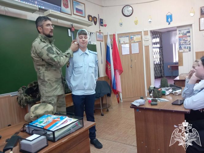 Офицер Росгвардии организовал для ивановских школьников мастер-класс по оказанию первой помощи