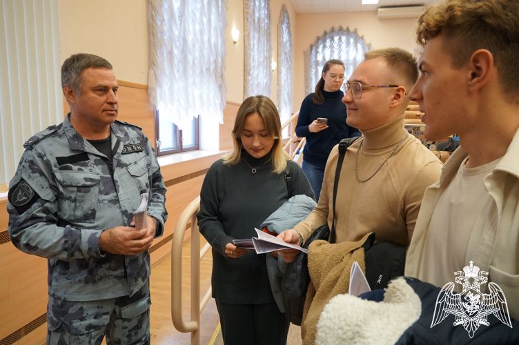 В Иванове руководитель Росгвардии провел лекцию по профилактике экстремизма в молодежной среде