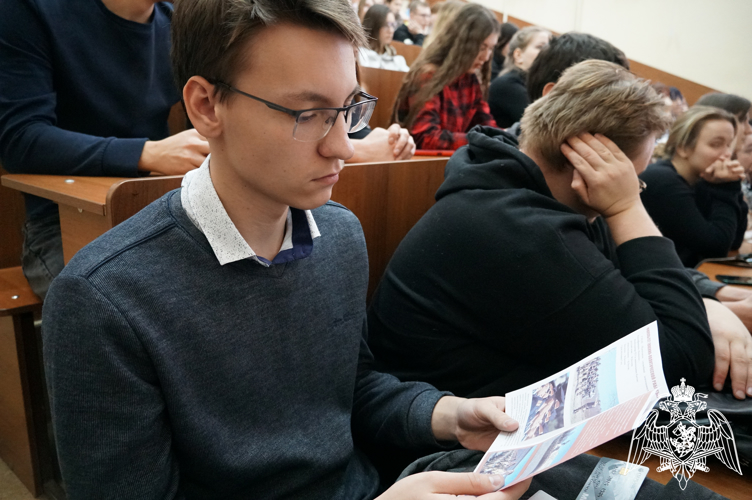 Офицеры Росгвардии провели профориентационную встречу со студентами в Шуе
