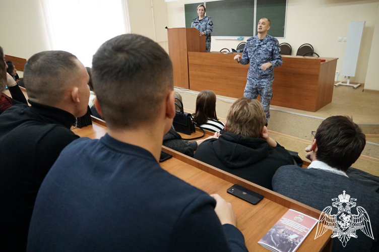 Офицеры Росгвардии провели профориентационную встречу со студентами в Шуе