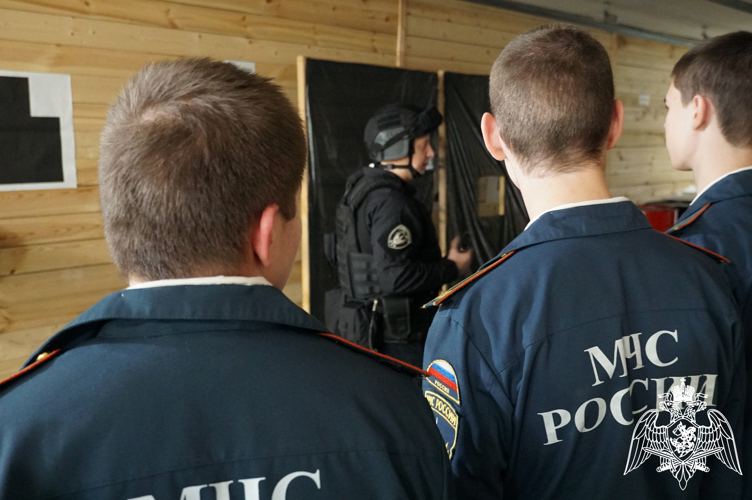 В Иванове кадеты побывали в гостях у спецподразделения Росгвардии