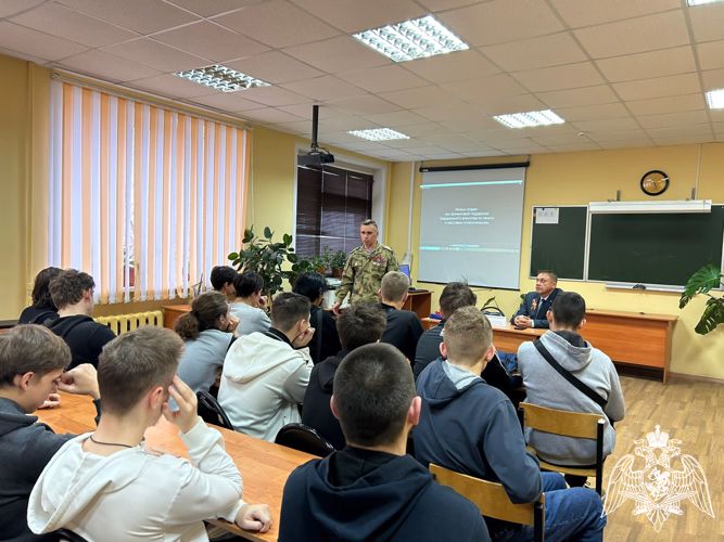 Председатель совета ветеранов Росгвардии провел патриотическое занятие со студентами в Кинешме
