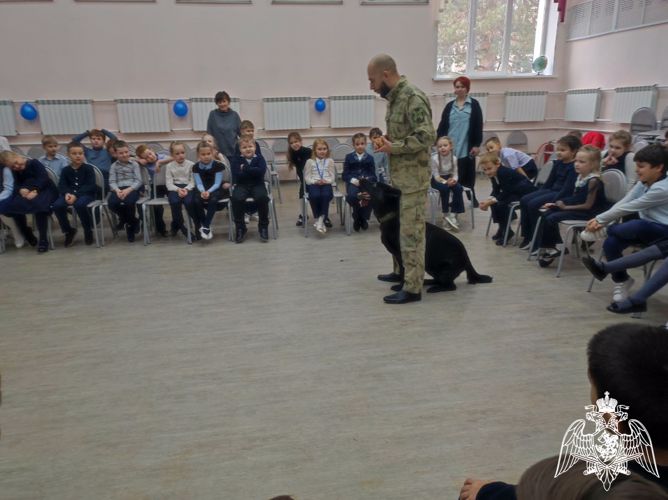 В Иванове кинолог Росгвардии провел мастер-класс по дрессировке собак для школьников