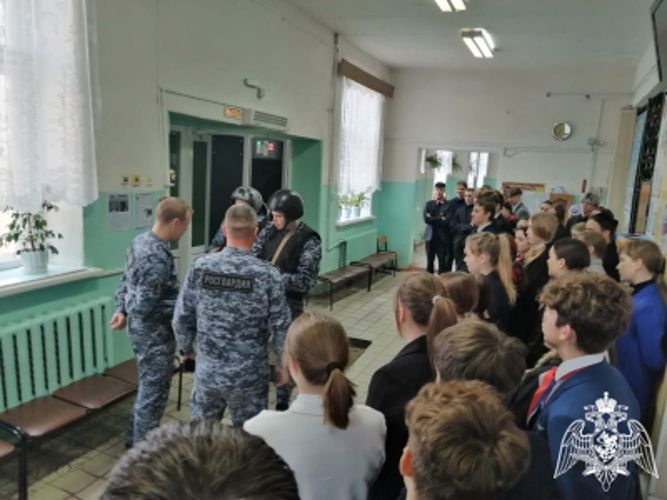 Сотрудники Росгвардии провели патриотический час для учащихся в Вичуге