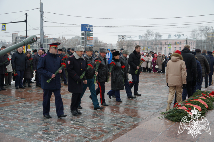 В Иванове руководитель регионального управления Росгвардии возложил цветы к могиле Неизвестного солдата