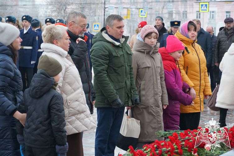 В Иванове руководитель регионального управления Росгвардии возложил цветы к могиле Неизвестного солдата