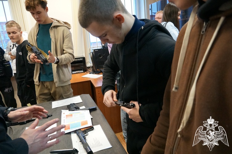 Ивановские студенты посетили базу СОБР Росгвардии