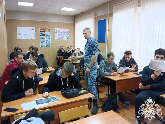 В Кинешме росгвардейцы провели со студентами профориентационное мероприятие