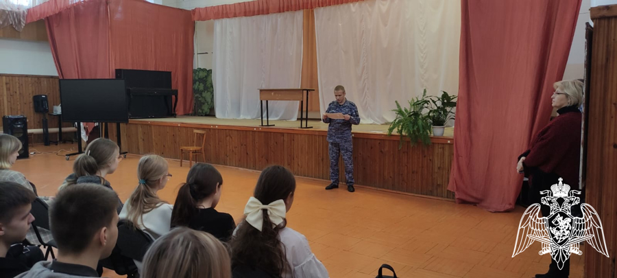 В честь Дня Героев Отечества росгвардейцы провели уроки мужества с ивановскими учащимися  