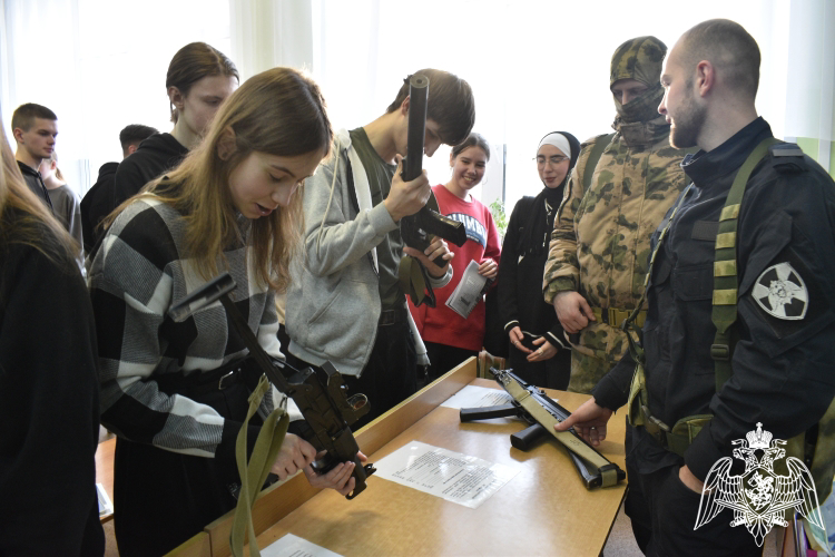 Сотрудники ОМОН «Спарта» Росгвардии рассказали подросткам о своей профессии