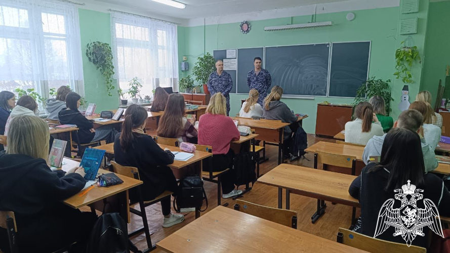 В Кинешме росгвардейцы провели профориентационную беседу с учащимися