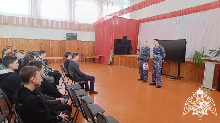 В Кинешме росгвардейцы провели профориентационную беседу с учащимися