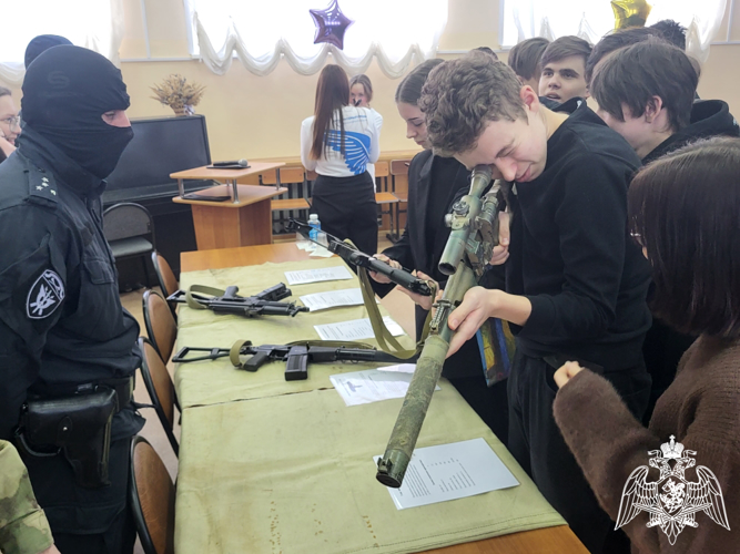 В Иванове росгвардейцы проводят профориентационные встречи со старшеклассниками