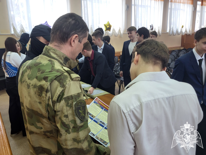 В Иванове росгвардейцы проводят профориентационные встречи со старшеклассниками