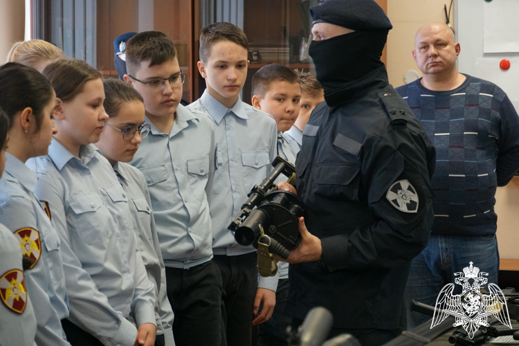 В региональном управлении Росгвардии сотрудники СОБР провели день открытых дверей для кадетов