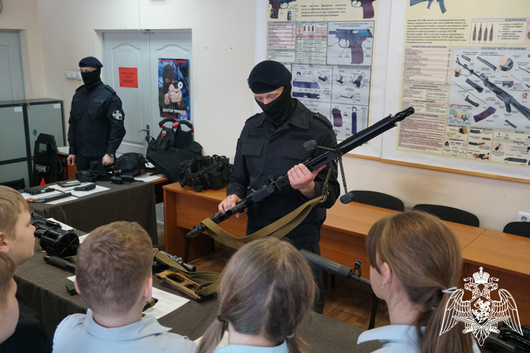 В региональном управлении Росгвардии сотрудники СОБР провели день открытых дверей для кадетов