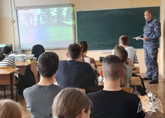 В Иванове росгвардейцы продолжают проводить профориентационные всречи со старшеклассниками образовательных учреждений региона