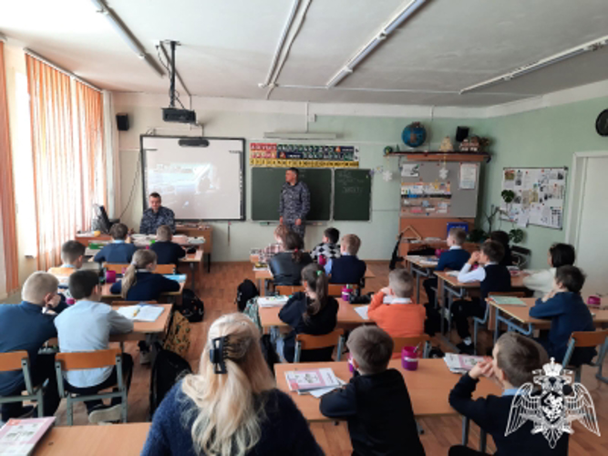 В Иванове росгвардейцы продолжают проводить профориентационные всречи со старшеклассниками образовательных учреждений региона