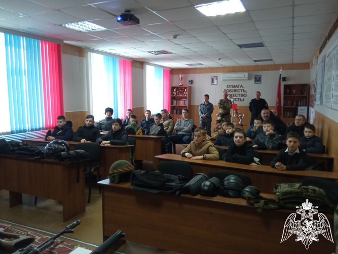 Бойцы ОМОН «Спарта» провели день открытых дверей для воспитанников «Гвардейской смены»